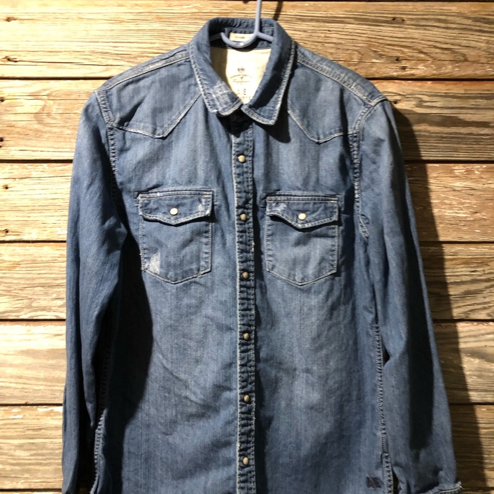 American Eagle Denim l/s pearl snap shirt. Vintage fit. Size Large.